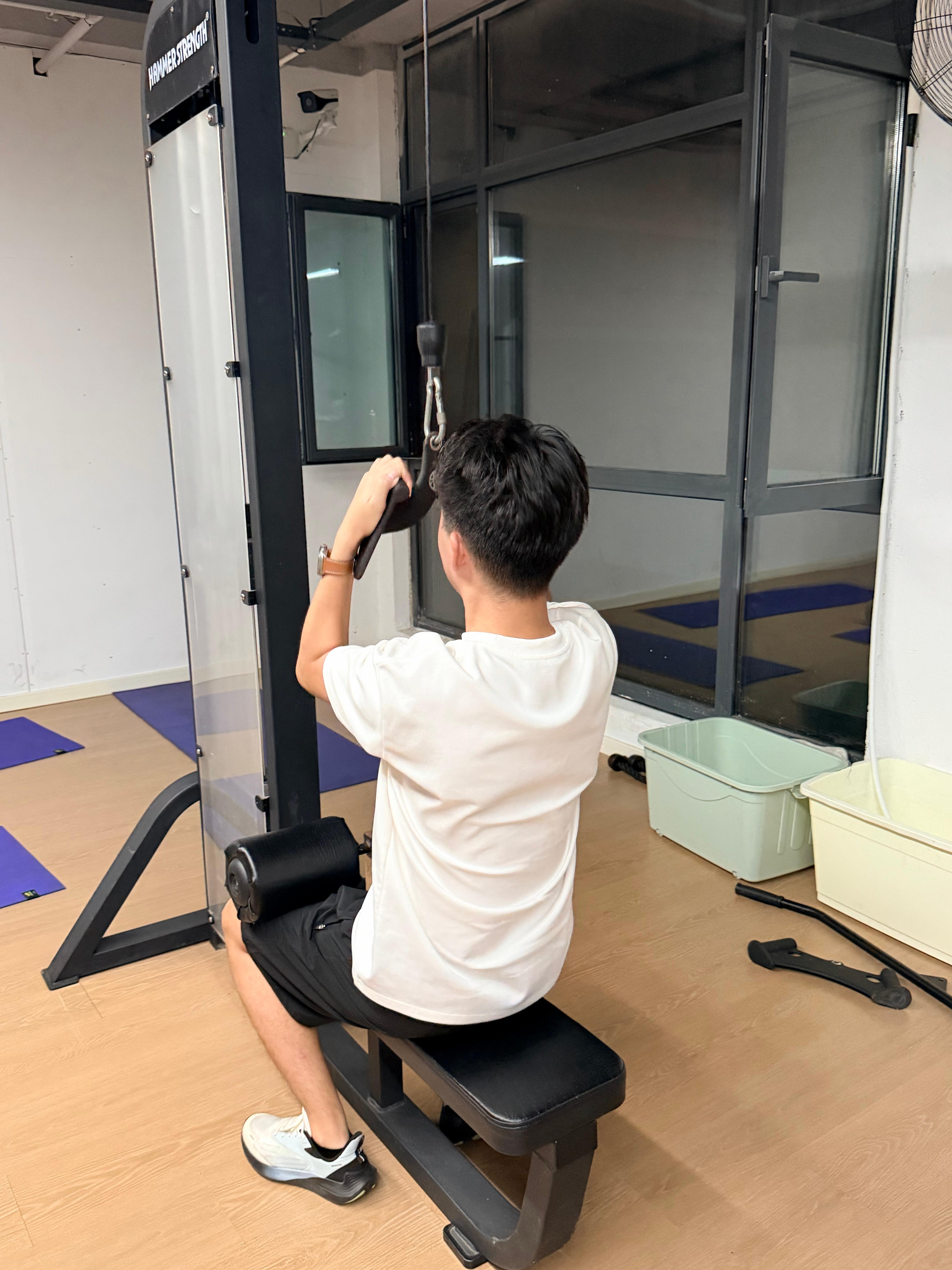 今儿大学舍友来送弟弟上大学，喊我去玩玩，我怀疑他看我在健身，故意拉我去干苦力的[