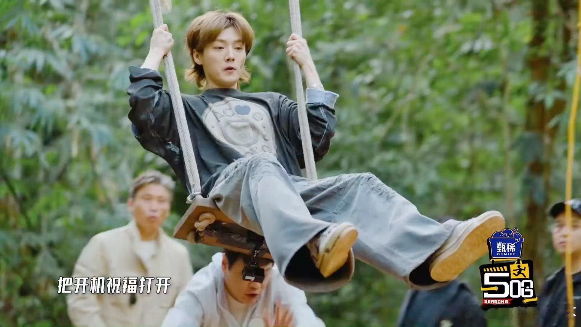 鹿晗完了这把冲我来的鹿晗挑战高空飞跃哈哈哈哈哈 高空飞跃前，鹿晗满脸写着拒绝。跳