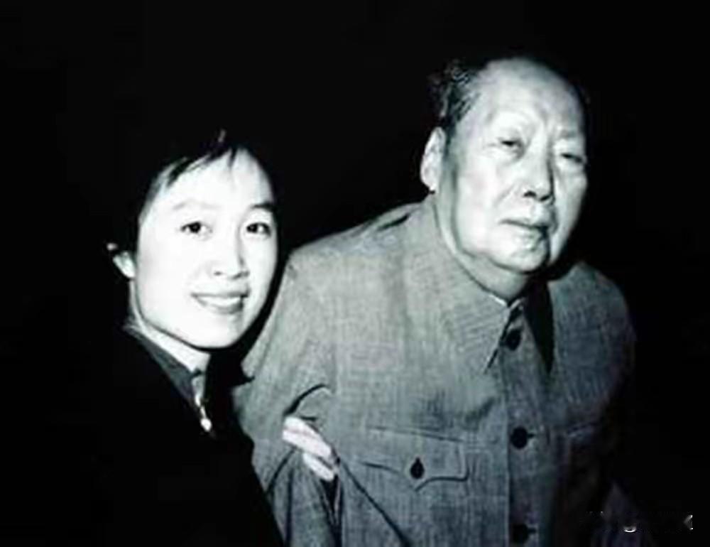 望着这张毛主席暮年的照片，满心皆是心疼与无尽思念。他如一位宽厚慈爱的父亲，强撑着