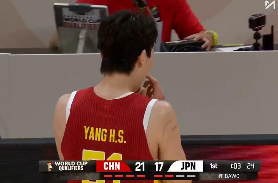 杨瀚森2次犯规下去了。。。。。。中国男篮vs日本男篮