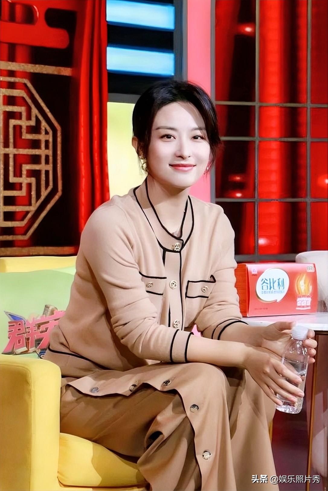 特“纯净”的女演员，戏红人不红，笑起来很“治愈”！

她衣着朴素简单，脸上干净自