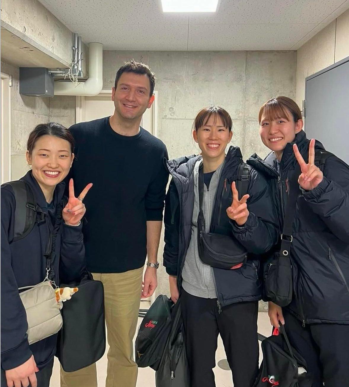 🇯🇵 日本女排主教练土耳其人费尔哈特.阿克巴斯，已经开始为国家队的新赛季开始