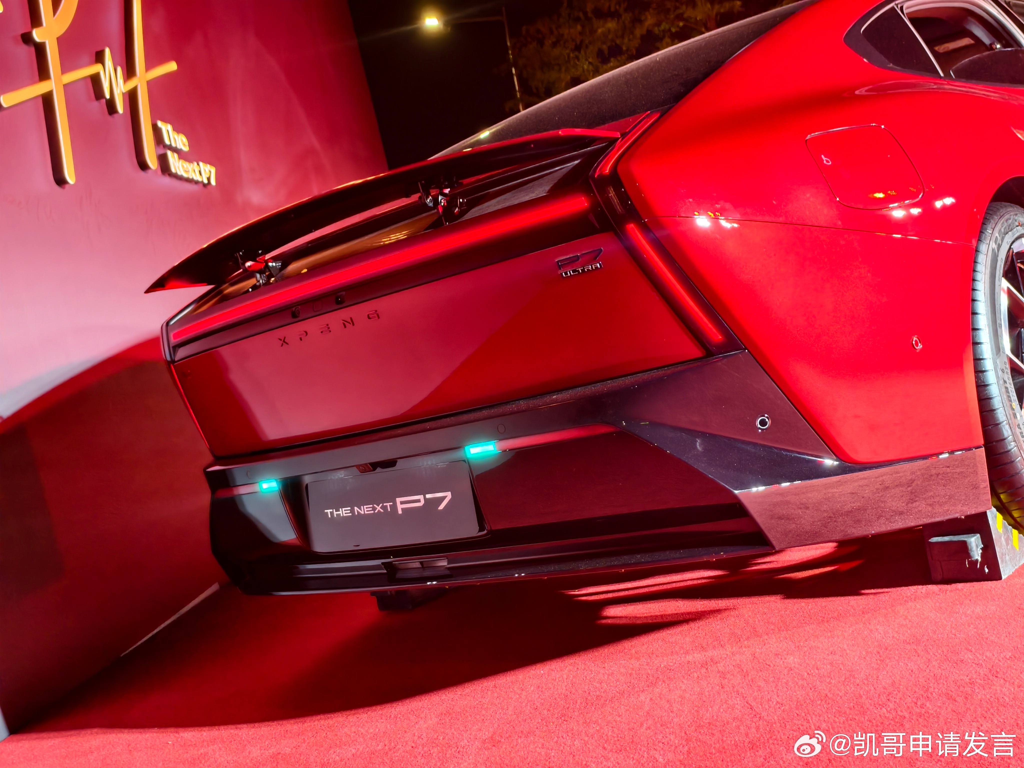 晚上从车友群里扒拉出几张不错图，来再回顾下小鹏P7今天的大动作：新款小鹏P7直降