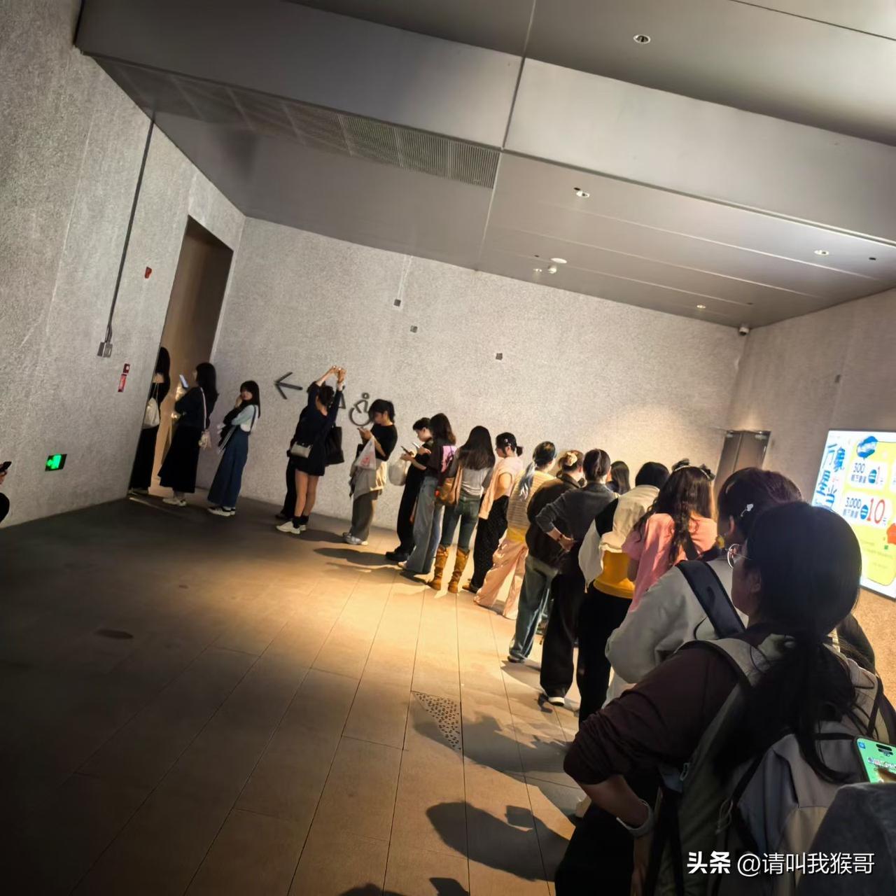 集卡领红包什么神仙奶茶，19块钱一杯不说，还这么多人排队，没得半个小时下不来啊