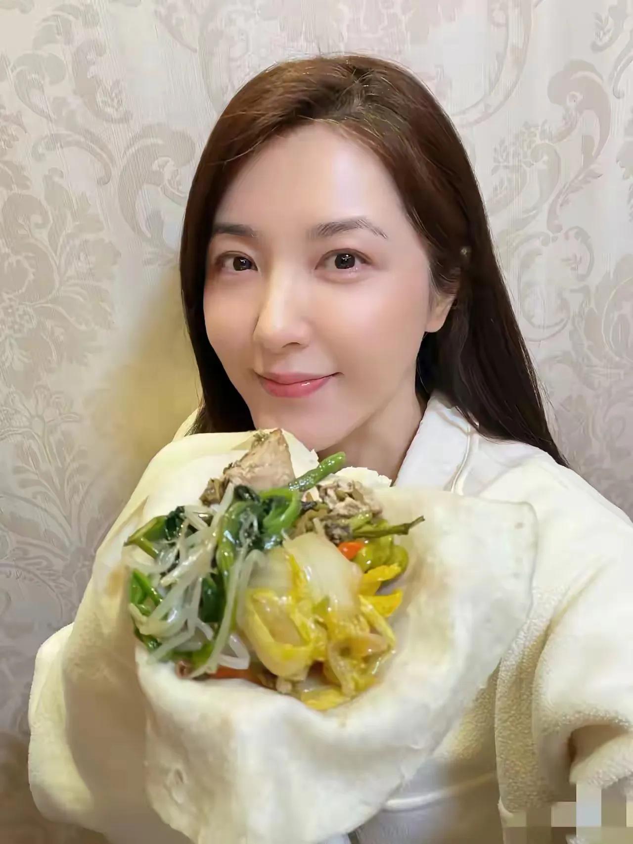 不刻意想吃就吃，曾黎活得真实，一张春饼可以包下一大桌美味佳肴
曾黎最近晒了一桌春
