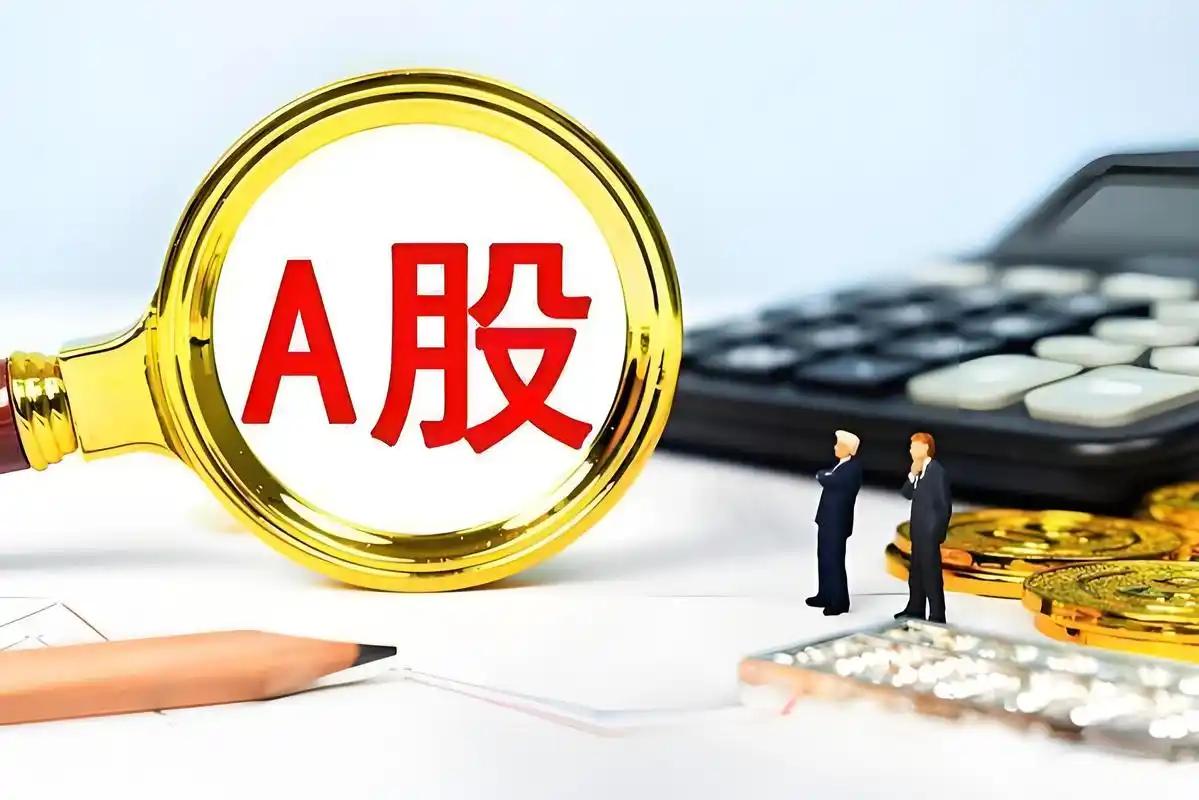 今天上午这盘面真把人看乐了：四千三百多只票齐刷刷飘绿，十家店八家半清仓甩卖，可银