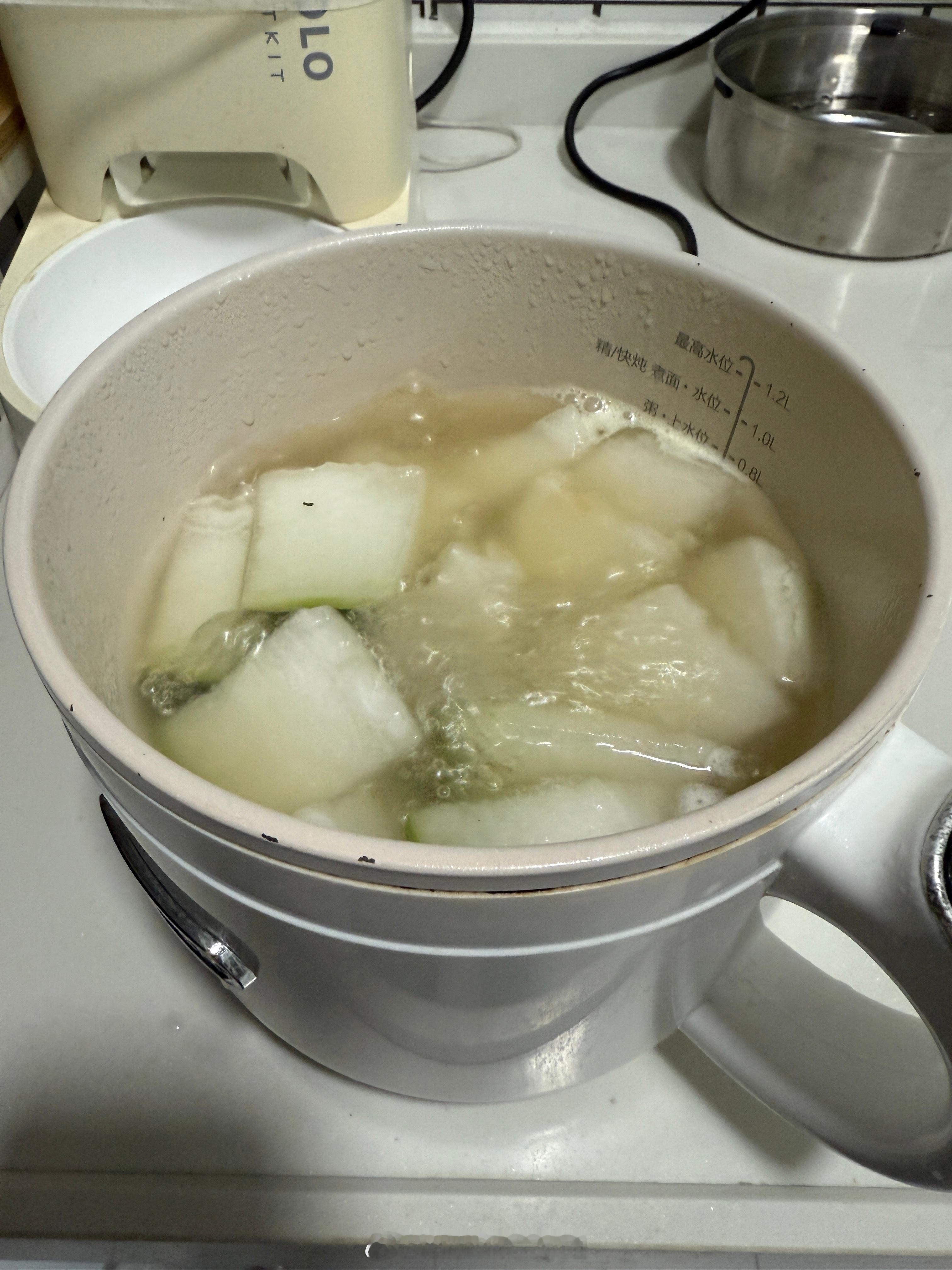 难得加班到这个点才回到宿舍煮点吃的～难得手机一整天电量还有70多[允悲]忙完这一