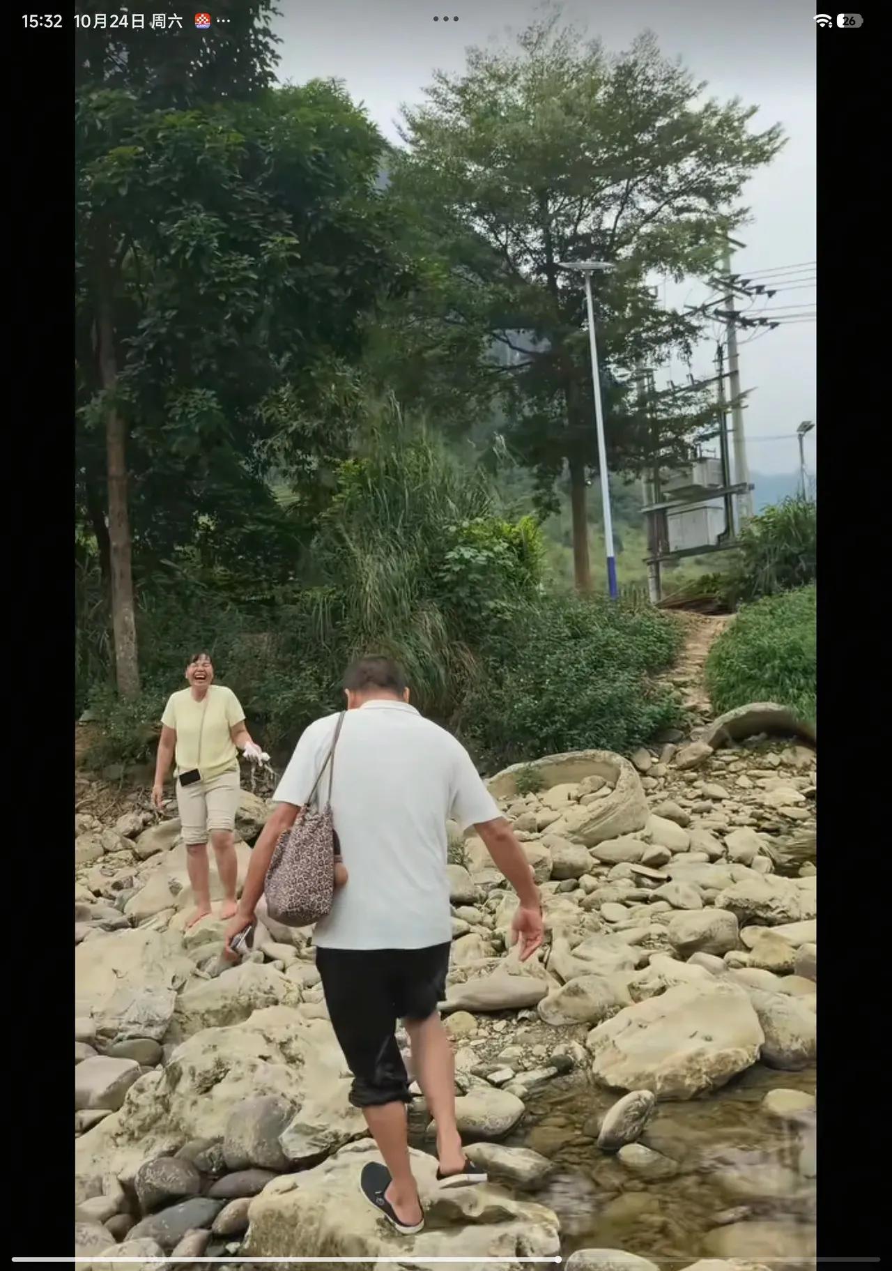 全红婵父母的感情真的好好哦，全文茂跟妻子去广西旅游，过河的时候摔到河里去了，全红