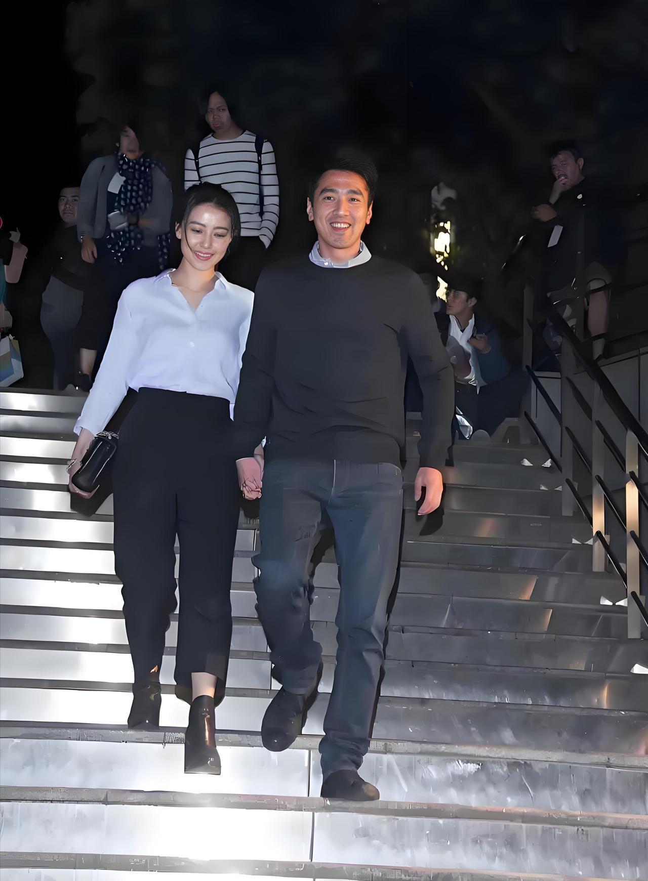 当年全网都不看好这对姐弟恋，如今47岁的她和42岁的他，牵手下台阶的样子真好看