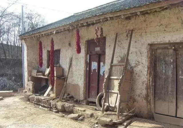 你见过的老物件如图，在墙上竖着的是一个小平车的架子，轮子怕丢缷下来放在屋里了。其