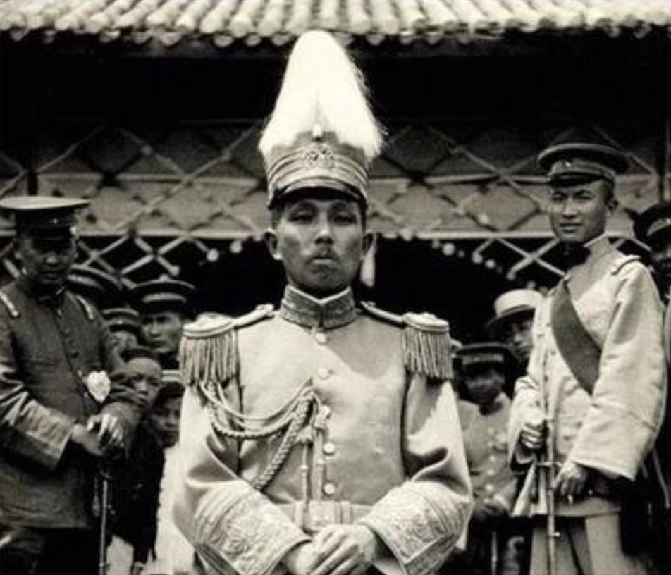 1923年，大军阀杨森喝醉了，误把自己的干儿女曾桂芝当成了姨太太，抱着她宠幸了一