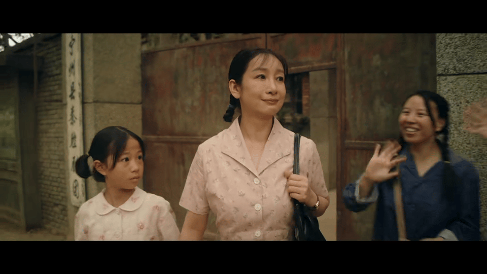 秦海璐演年代剧大炮轰蚊子 对比以往年代角色，《主角》里的花彩香反差感太强了，又柔