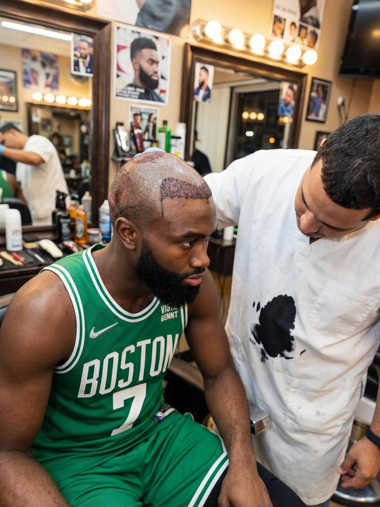 杰伦-布朗的发际线粉梗也被玩坏了 