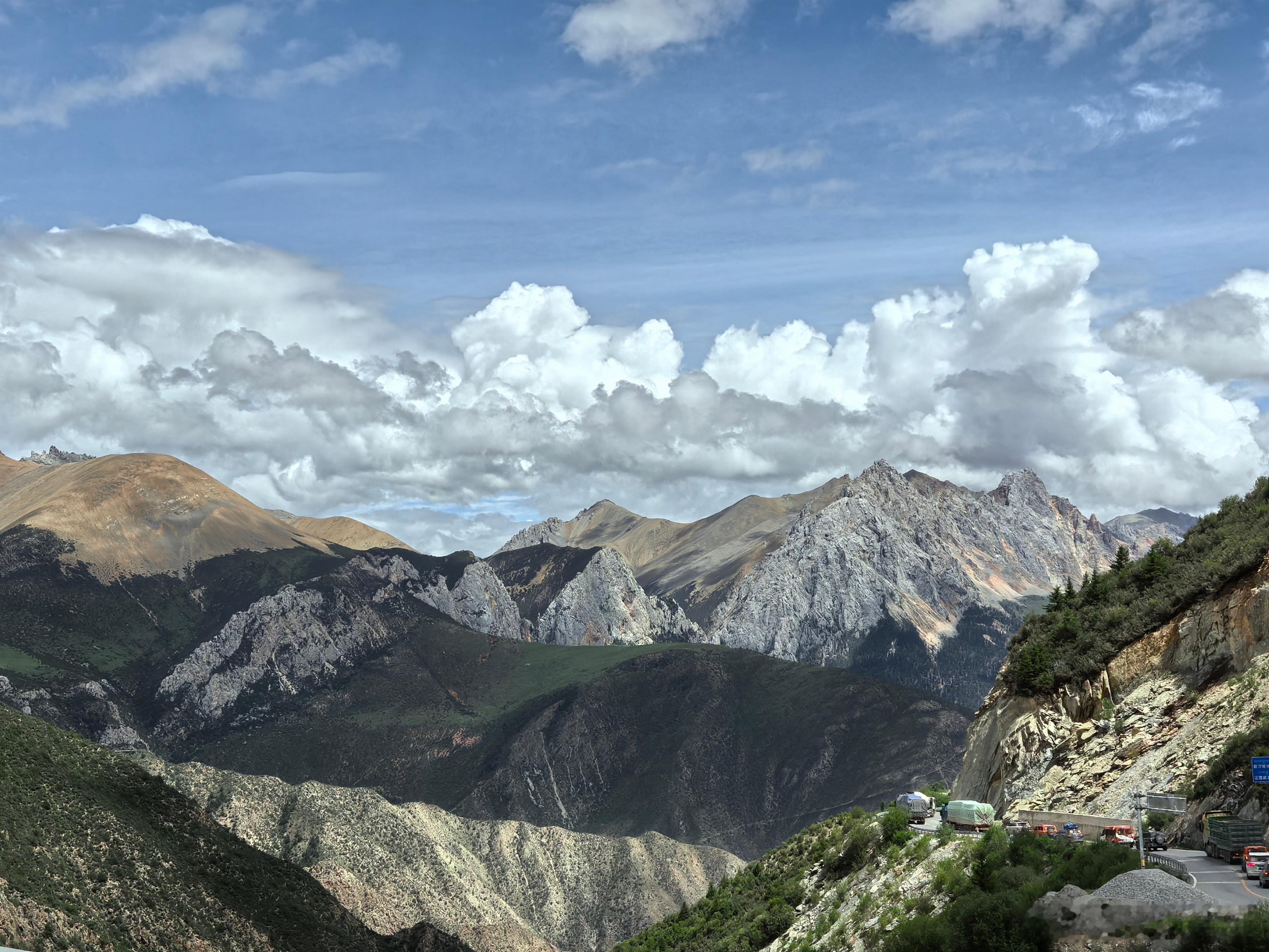 下午开心地欣赏了业拉山，体验了业拉山99道拐，然后就是保留节目——观摩各种厚颜无