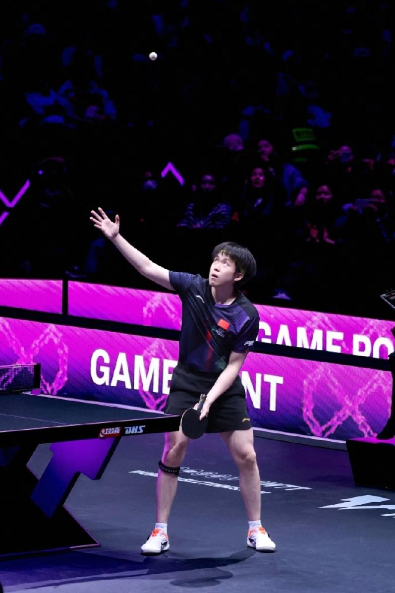 王楚钦重庆赛场帅出圈！摄影师必须加鸡腿🍗
 
WTT重庆冠军赛开打，王楚钦首战