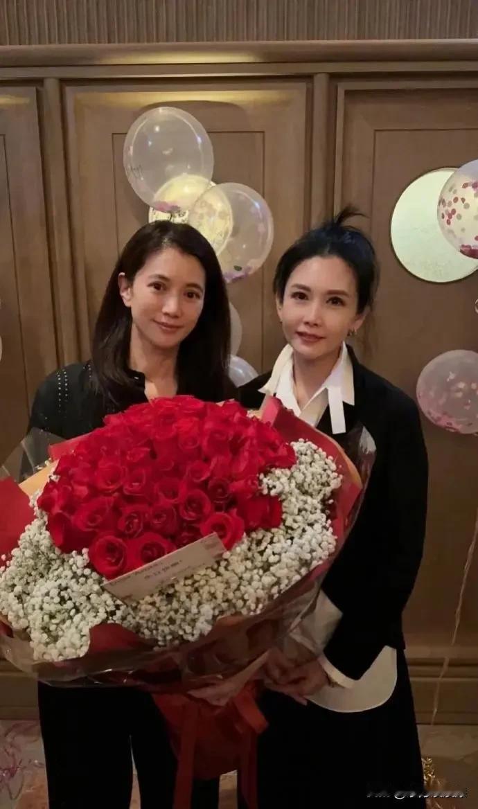 她俩都好漂亮，从年轻到现在，都是美丽的女孩！
但是就我个人审美而言，我更喜欢邱淑