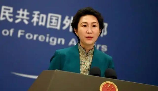 这两篇文章属于明显带有鼓吹性质的爱国主义宣传评论，主要内容是赞美、歌颂核武器潜射