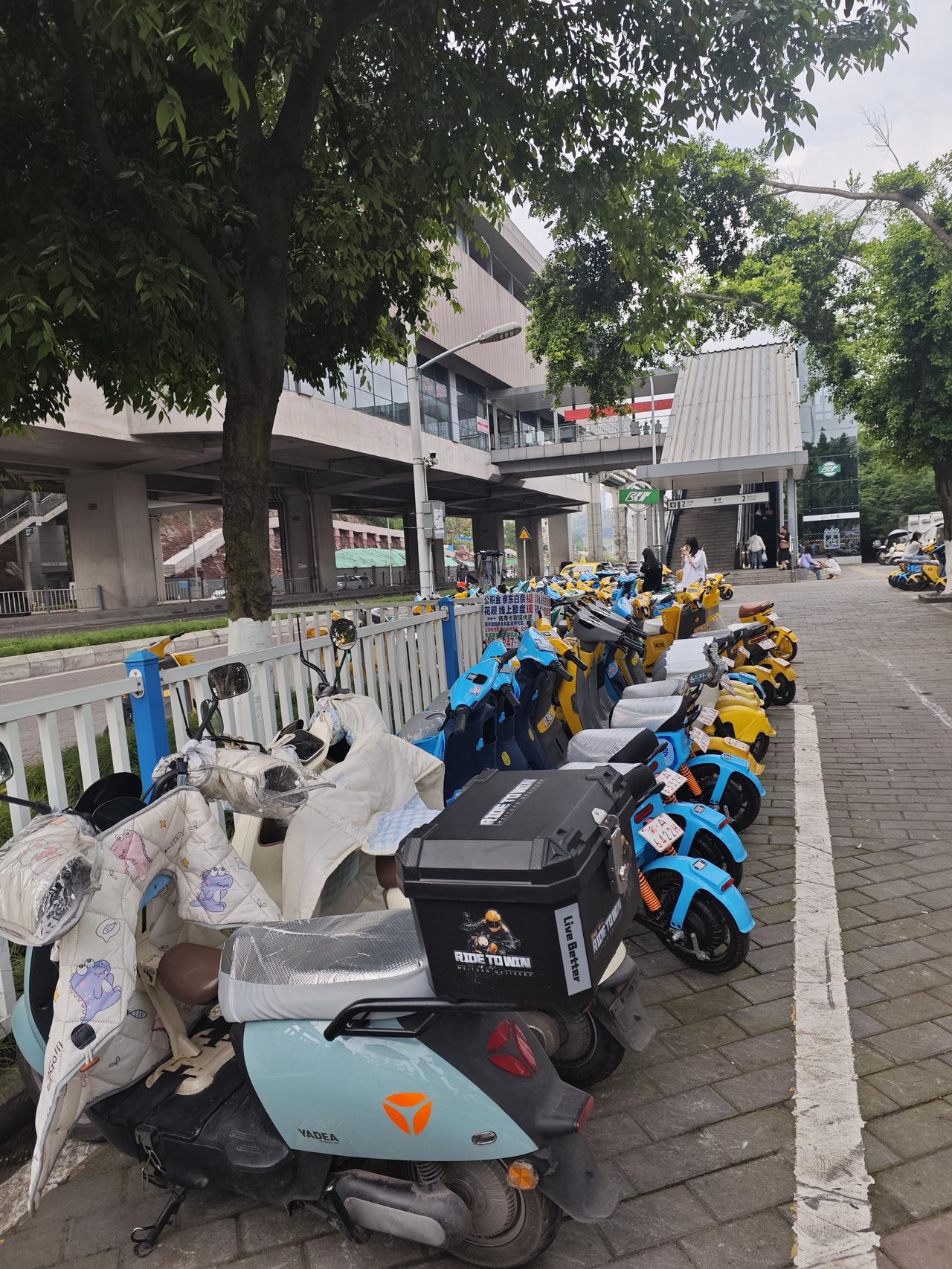 说这话的人都有些片面，对重庆一知半解，重庆既有人骑自行车，而且还有风景优美的自行