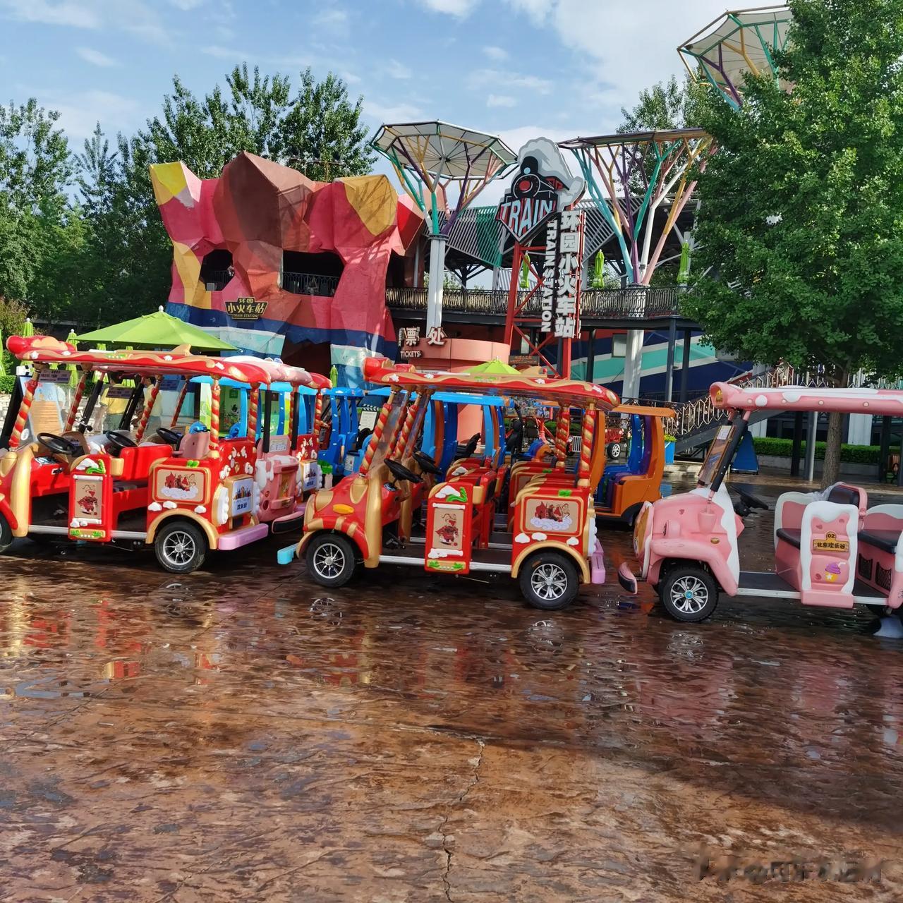  
北京欢乐谷的水枪泡泡节活动已经开始啦！
入口处的过山车下面就是主会场，搭了个