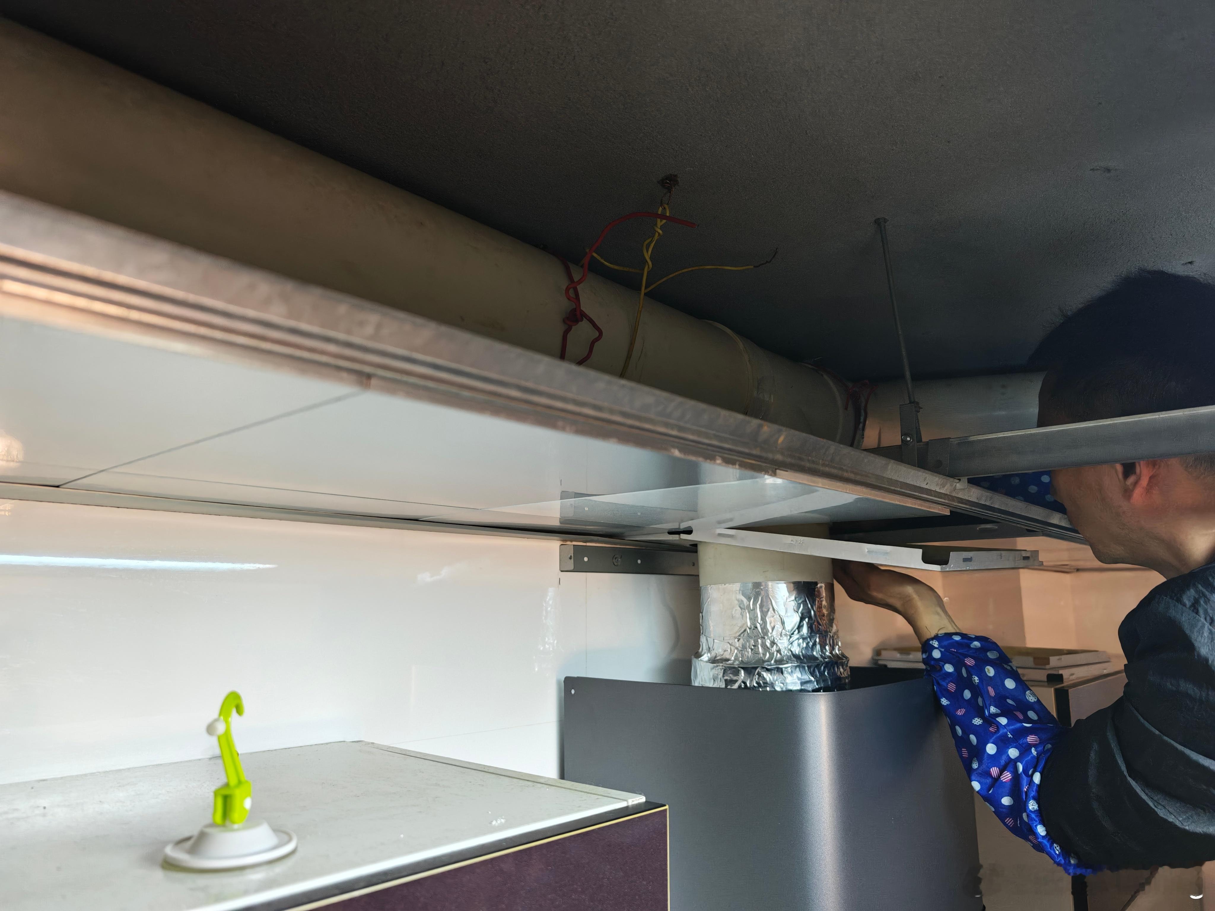 今天花了一整天给净烟机装止逆阀，当年装修的时候师傅估计纯糊弄，怼个大硬管啥也不装