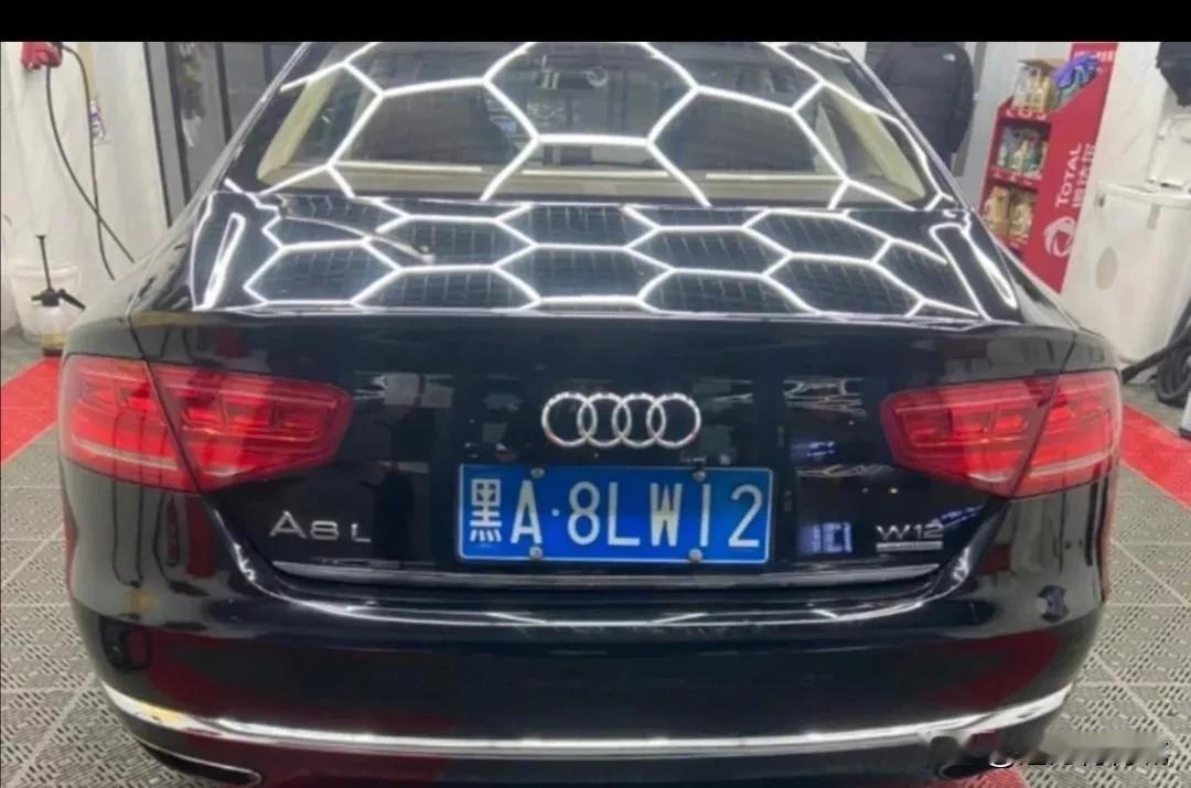 一个是黑A8，一个是吉A8，大家觉得哪一个车牌照更能显示A8的牛B之处！厉害了，