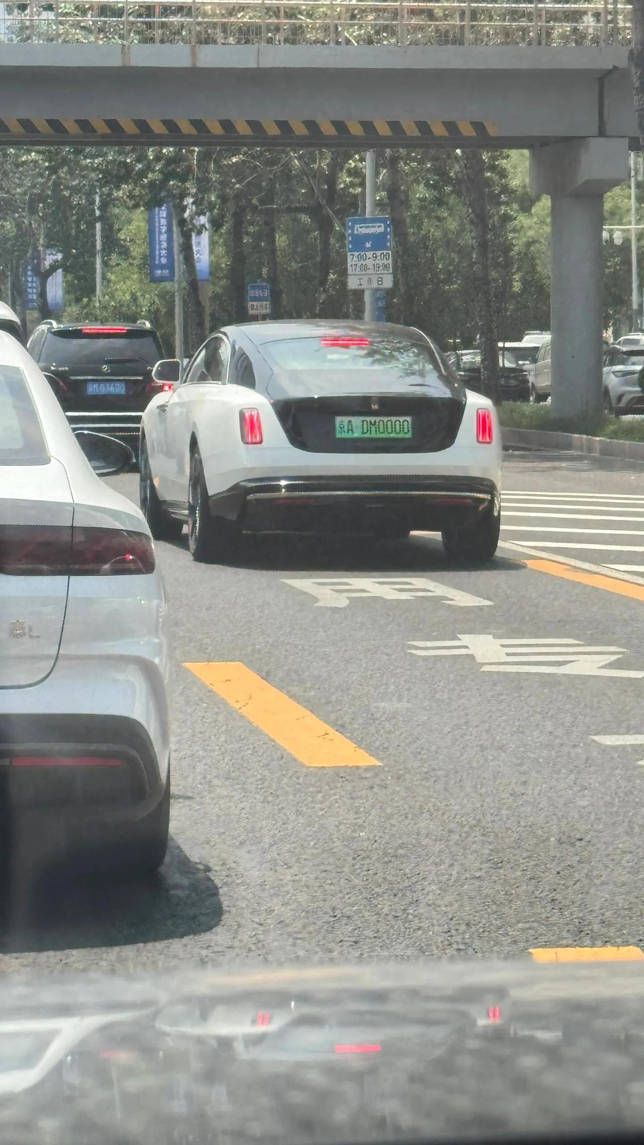 纯电大劳上路了，4个0的顶级豪车

你说车牌是随机的吧，但好牌都恰巧在豪车上

