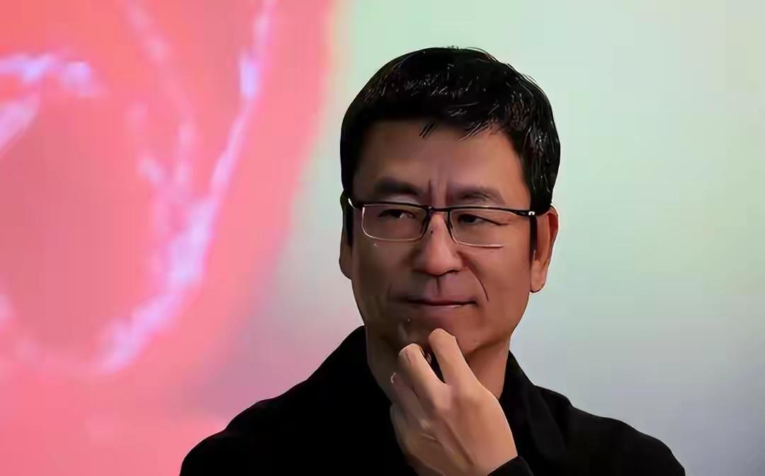 文案1（感慨走心）
 
白岩松58岁，满头白发却依旧目光如炬。半生守着新闻初心，