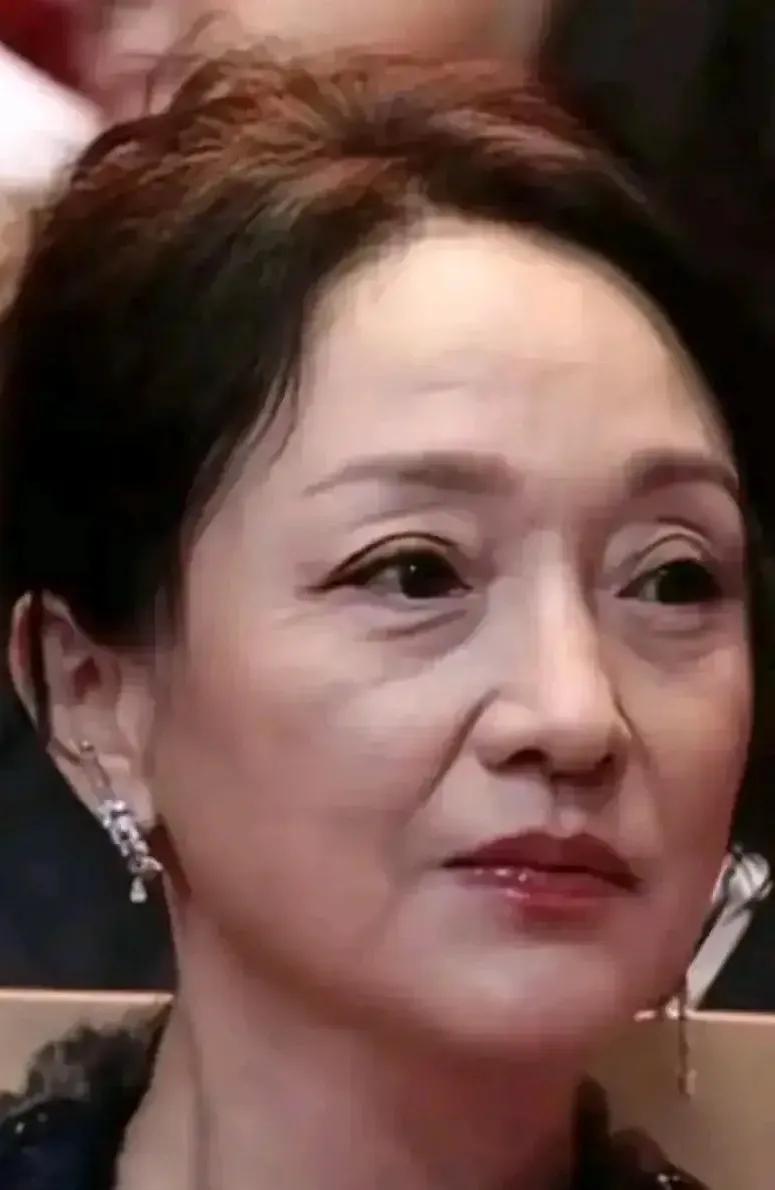 周迅近年来的的确确是断崖式衰老，再也不复当年在电视剧大明宫词那个灵气逼人，人见人
