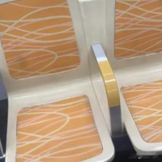 近日，成都地铁推出的一种带扶手单人座椅引发了网友关注。地铁客服回应称，该设计是出