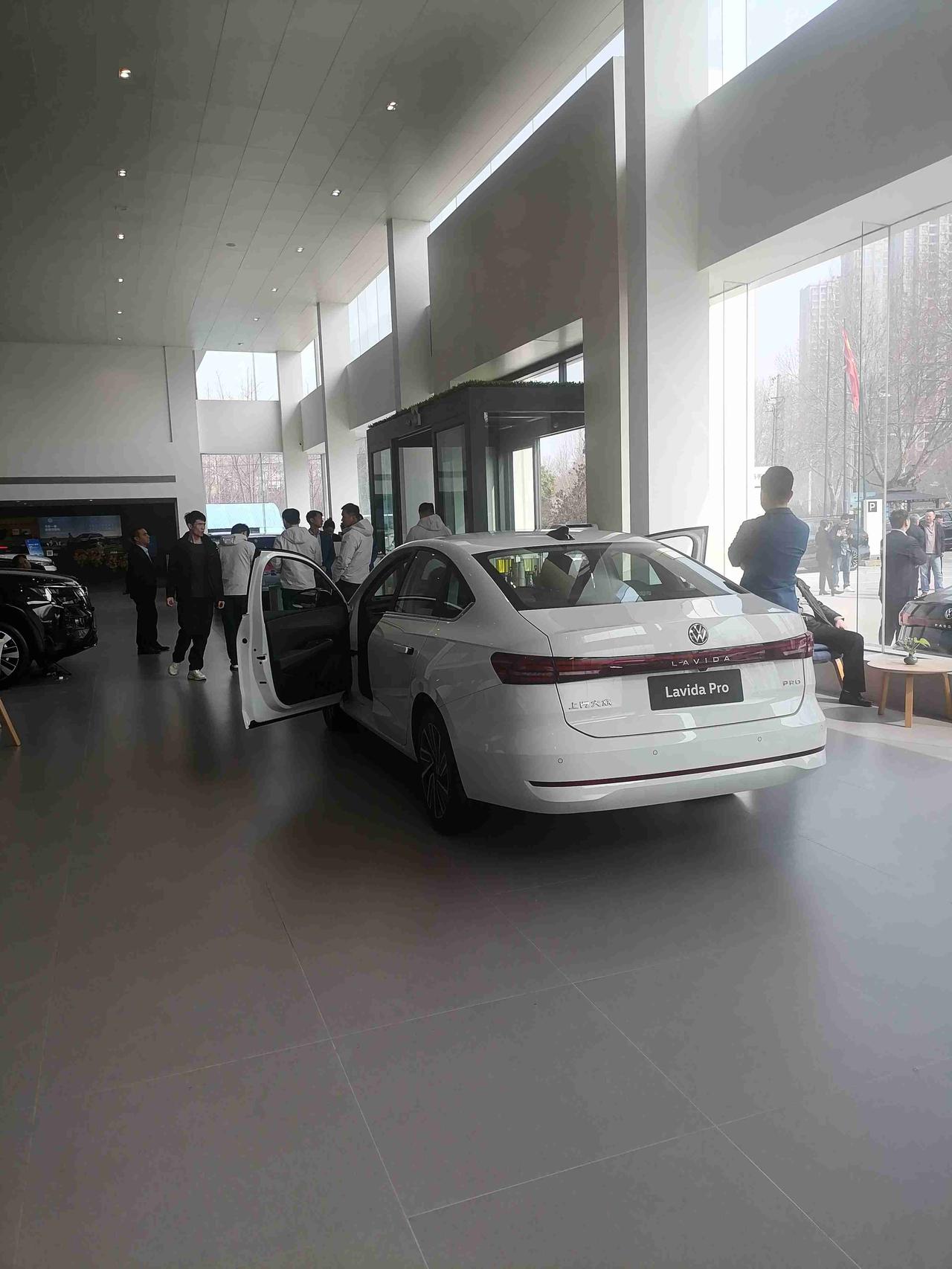 著名品牌汽车的4s店，工作人员还是紧张有序，然而，销售并不轻松。竞争激烈的汽车市