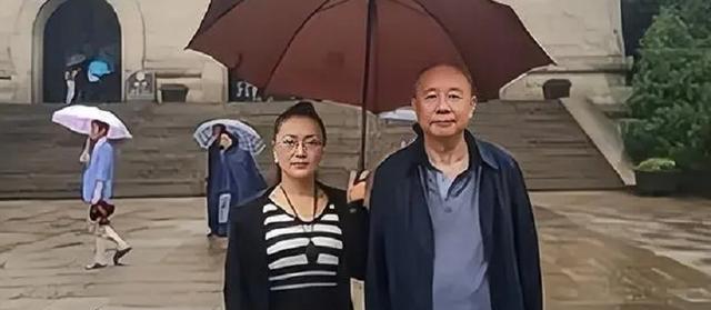 服刑18年的“中国首富”牟其中，8年前终于刑满释放，谁料在监狱门口迎接他的女人并