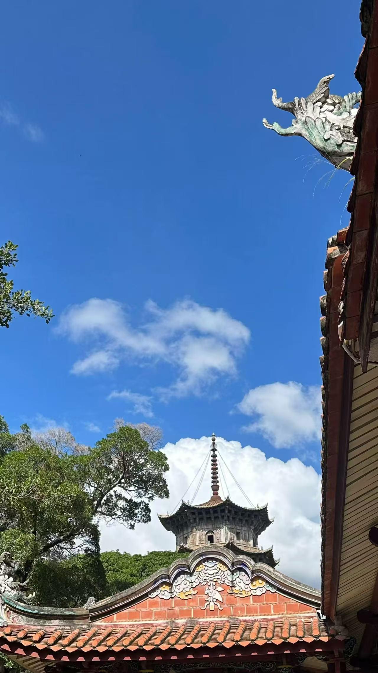 泉州西街游｜美景打卡攻略！
📸打卡景点
▪️钟楼｜西街起点
白绿复古钟楼🚦，