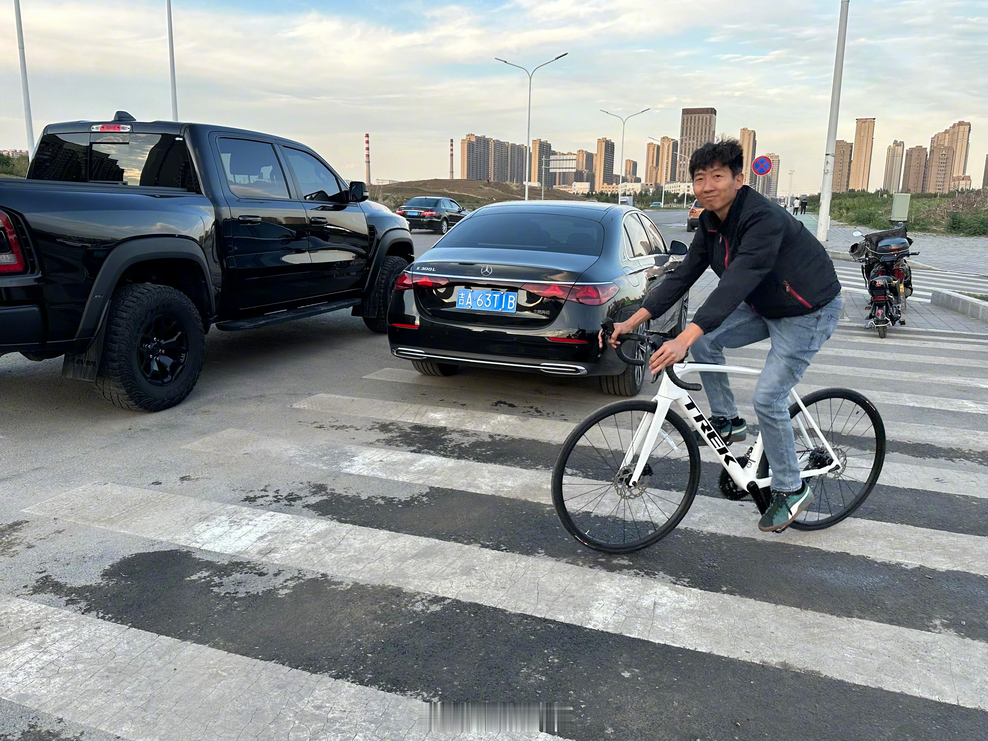 听说最近流行骑自行车啊，从他的霸王龙后斗里拿出来一台我试了一下，别说这玩意还真挺