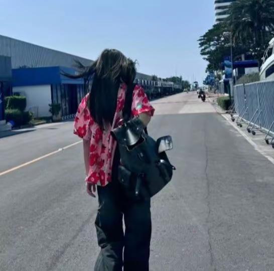 今天叫琦琦来接我她到了之后拿上我的包就走了一句话也不理我