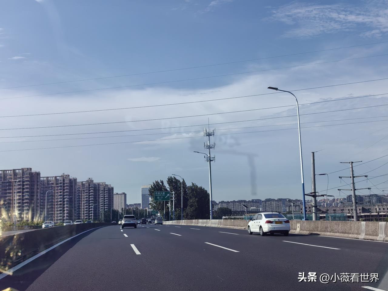 从小到大，同学很多，但他最特别。具体体现他结婚最晚，妻子比他小了二十多岁。

所