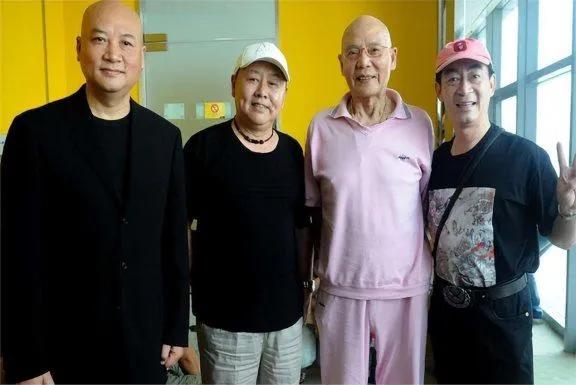 这张照片拍摄于2008年，是《西游记》剧组演员迟重瑞、马德华、六小龄童三人前往医