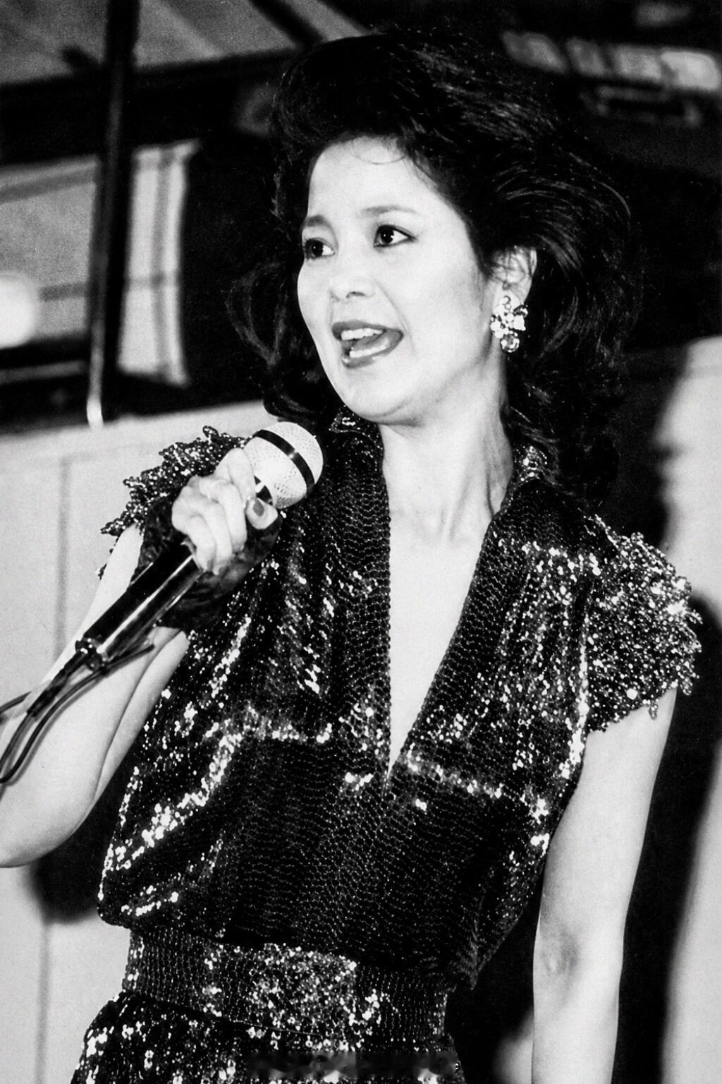 1984年1月，为演唱会做彩排。（小红书）邓丽君邓丽君