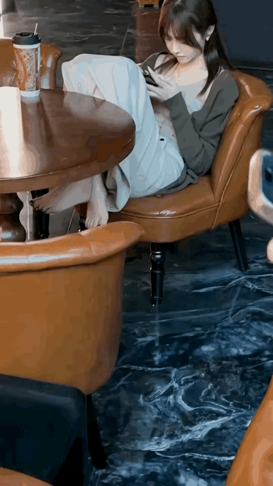 人美就是有特权，这个漂亮的小姐姐光着脚坐在椅子上刷视频，两只白净的小脚丫还在晃来