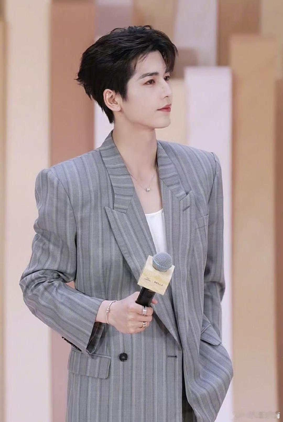 张凌赫深圳线下活动，灰色条纹西装造型，好帅