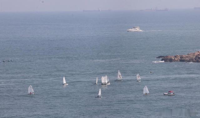 白帆掠过碧海，海风捎来夏日浪漫～ 