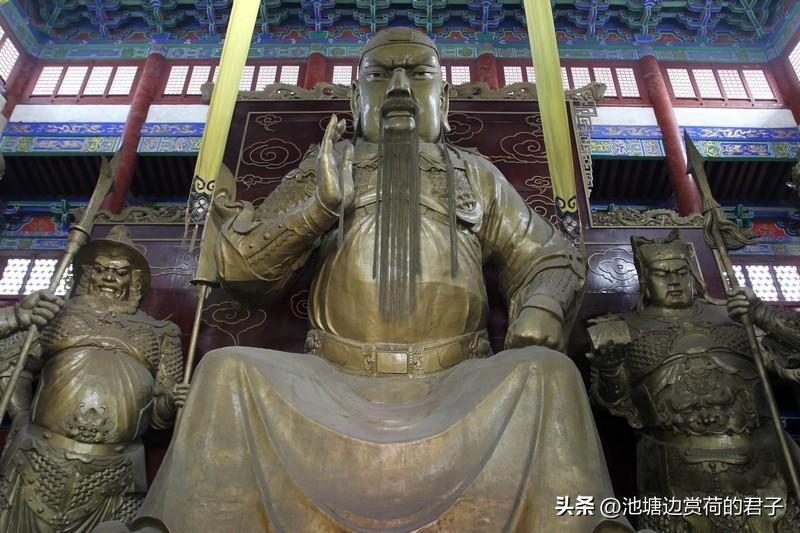 刘备、关羽、张飞是不是真的结义兄弟还真不好说。在《三国演义》里，他们桃园结义，那