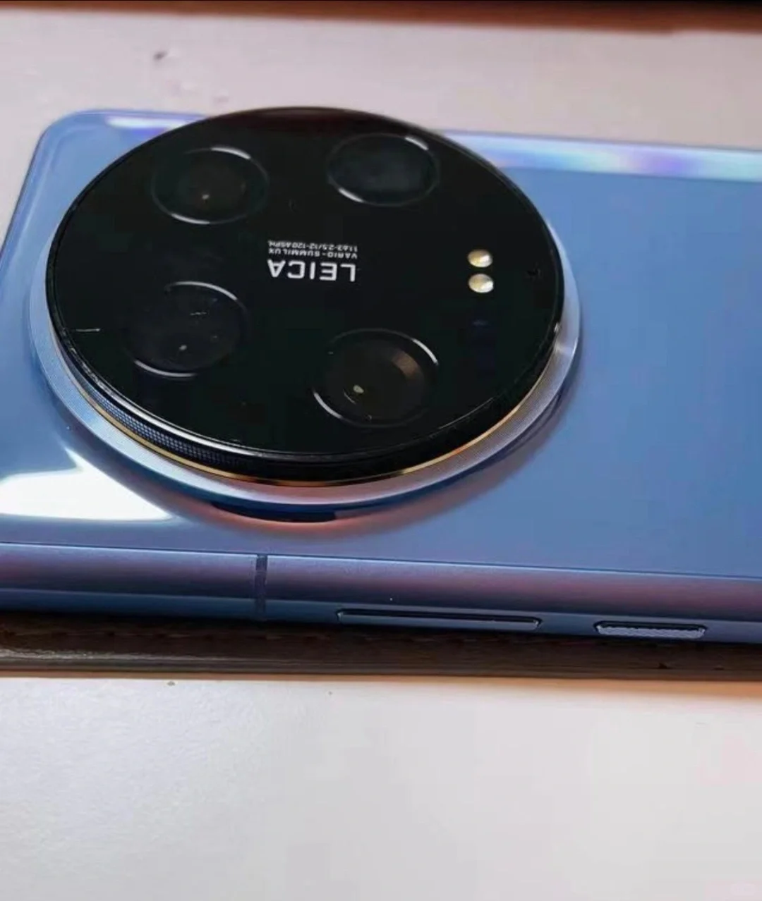 这什么手机居然是大饼加蓝色玻璃
这是蓝厂还是O厂？
这也太太好看了吧，不像小米风...