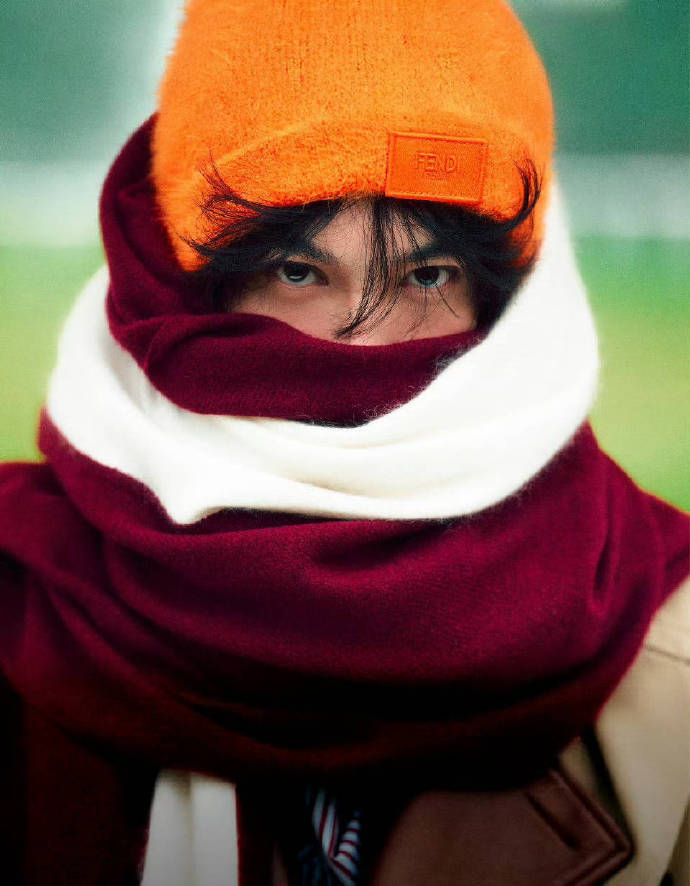 田栩宁充满野性的眼神，田栩宁红白拼色围巾小橙帽，全新风格的阿栩即将上线，谁懂我们