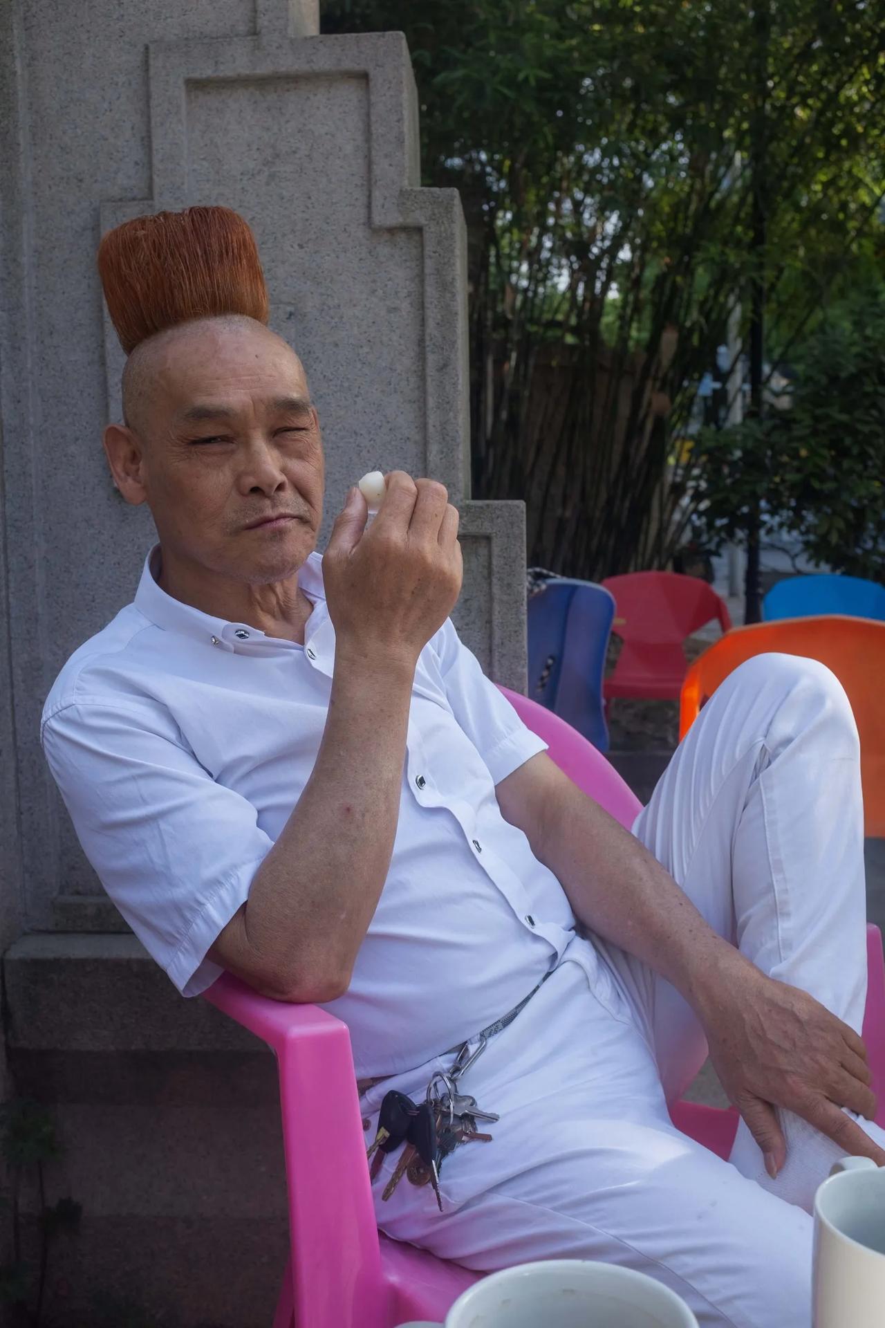在长沙天心阁公园碰见这个老哥，发型奇特，任我拍照，还点头致意，很有涵养。拍完照忘