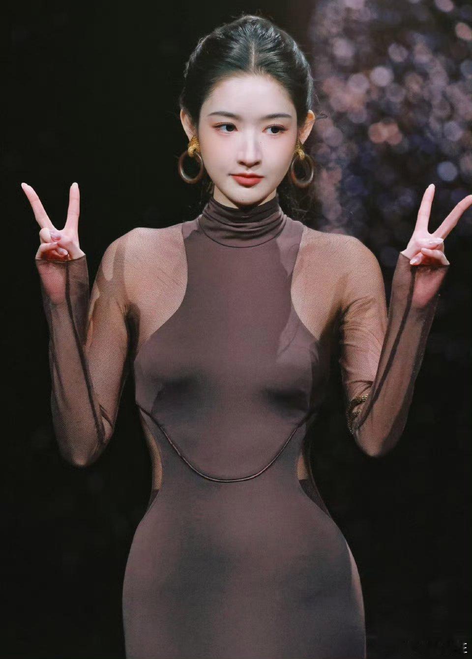 王玉雯腰臀比例好绝。 