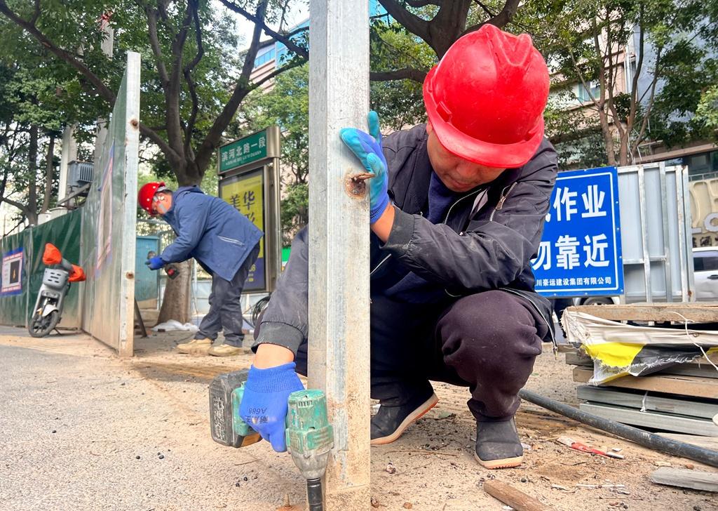 目前，正在进行沥青路面铺设。 ​​​