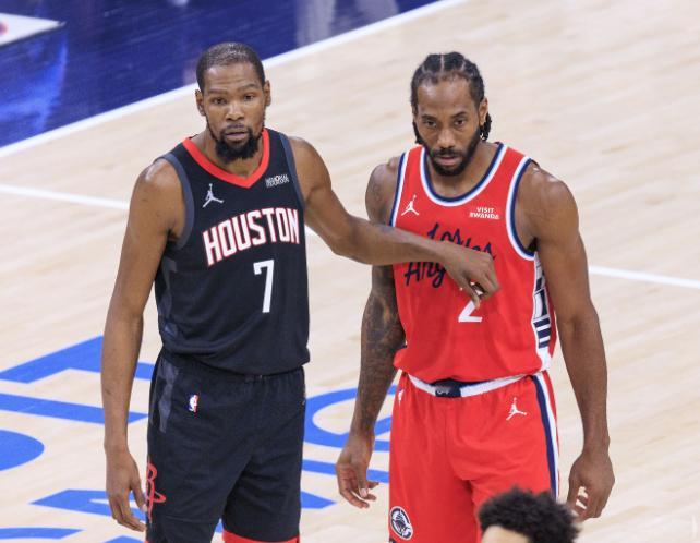 记者Michael Pina撰文谈到了火箭休赛期可能的变化。他认为。如果火箭决定