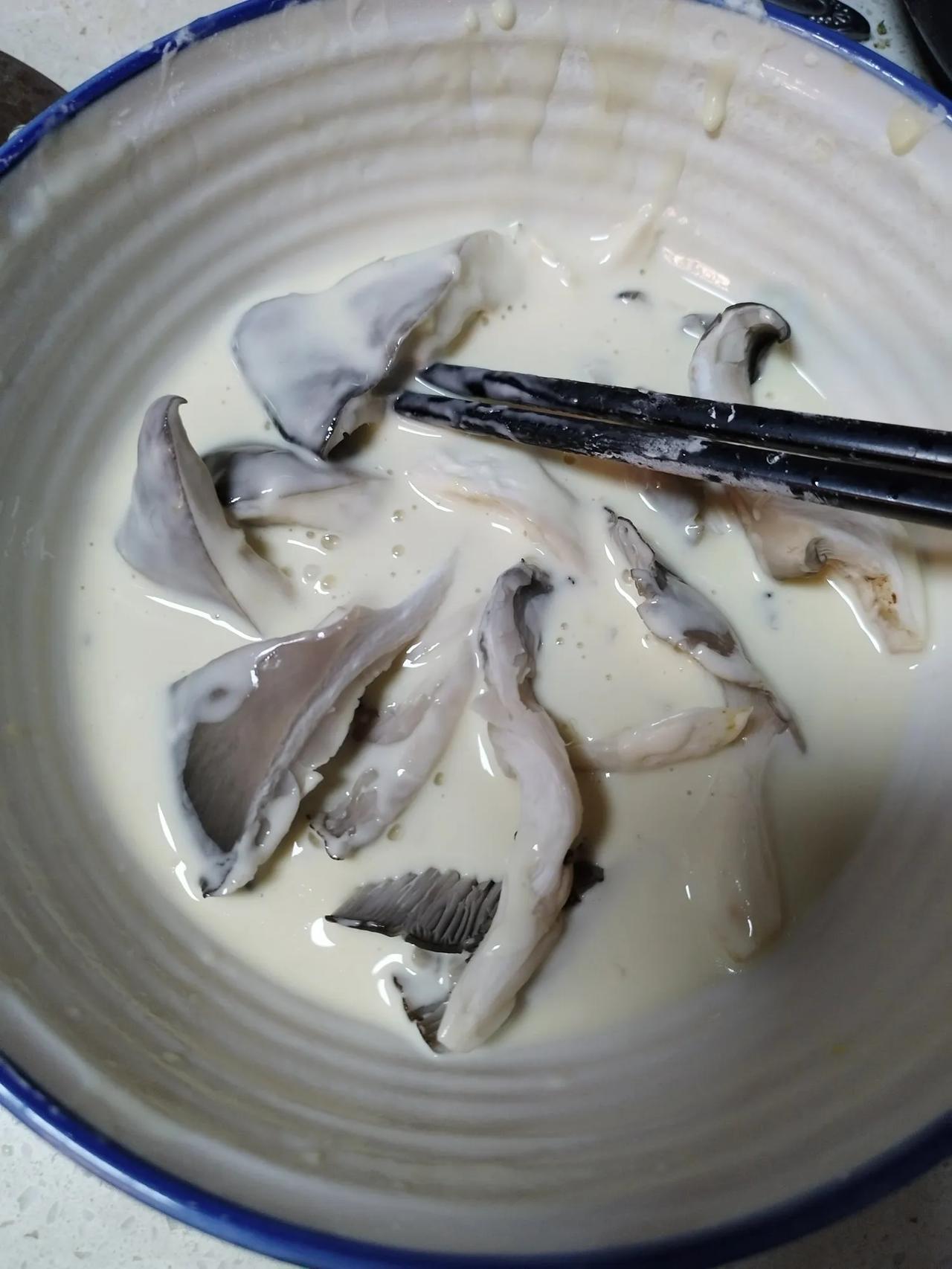 钱不好挣，能自己动手的绝不花钱，下午老公想吃椒盐蘑菇，我马上去买了三块八毛钱的平