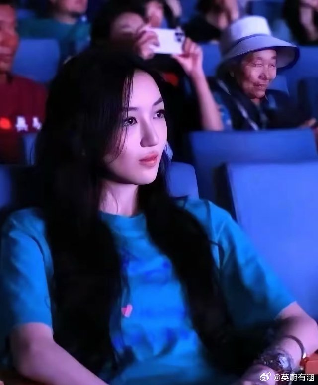 李嫣这么美了真的忍不住感叹，曾经那个小女孩，不知不觉已经长成气质出众的大姑娘了。