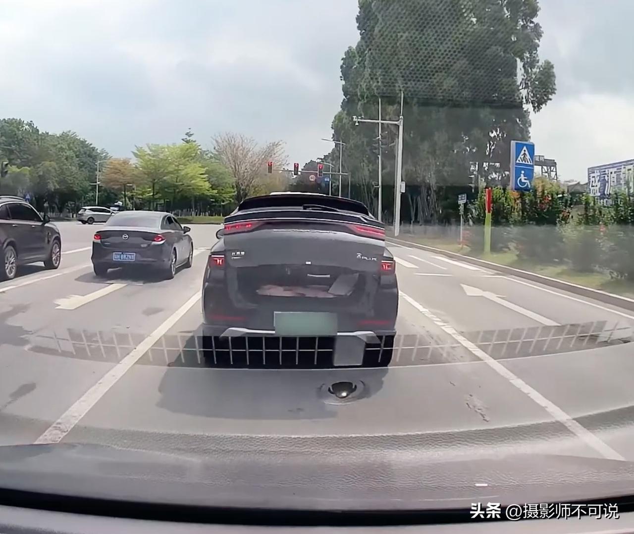 钓鱼佬当街秀战果但帅不过三秒，瞬间被叔叔教做人！钓鱼佬也许是这个世界上最爱秀战果